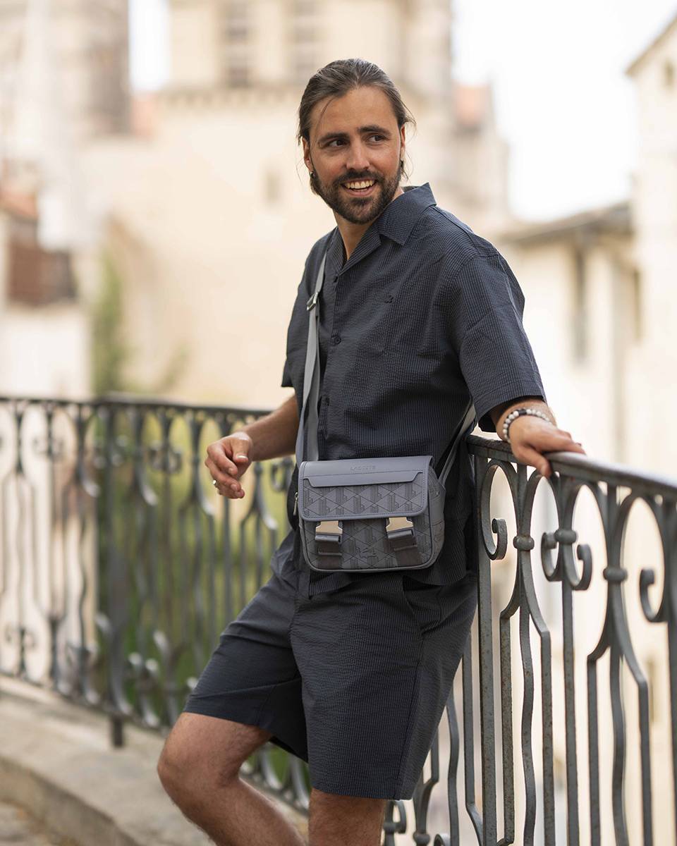 Ensemble sportswear homme Lacoste à Montpellier: un  short, une chemise assortie et sa saccoche coordonée