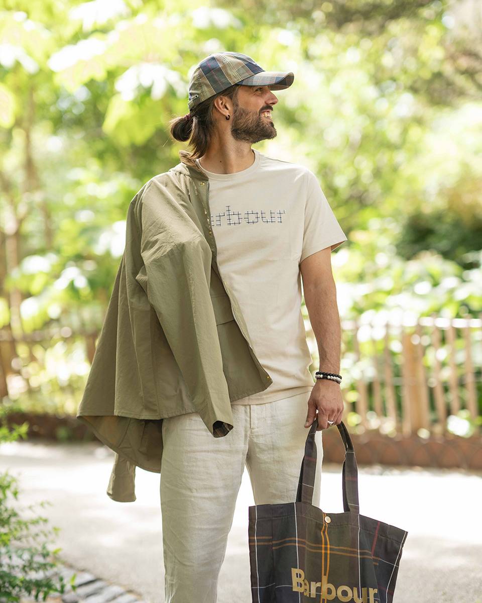 Ensemble homme Barbour : chino en lin et tee shirt pour un look estival confortable
