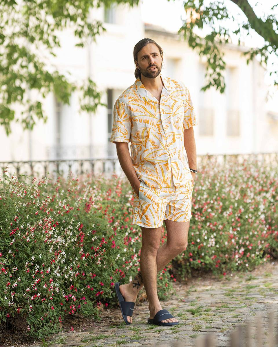 Ensemble Short et Chemise Tommy Hilfiger : disponible en différentes tailles pour un style décontracté et coloré