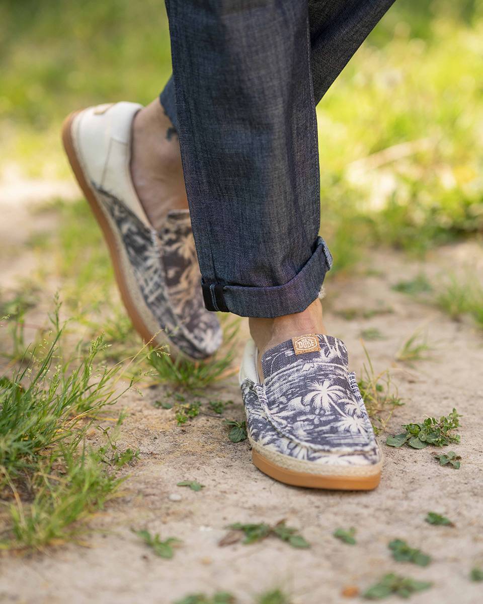 Nouvelle collection : les chaussures Hey Dude pour homme, ultra légères et tendance en coton-lin ou line et en différents coloris dans notre boutique à Montpellier