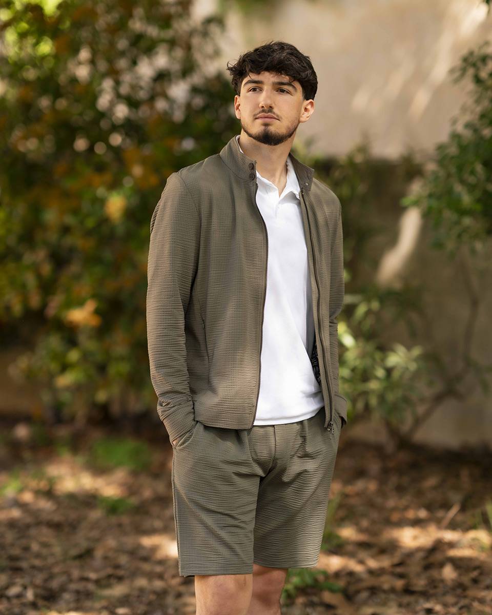 ensemble kaki de chez Cala: pièce sportswear essentielle pour un look décontracté et raffiné