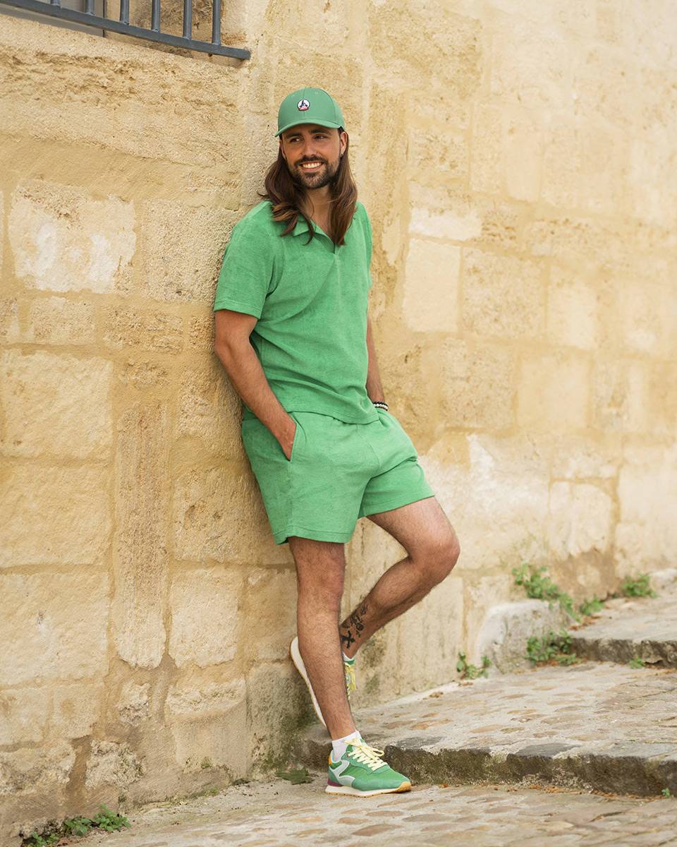 Ensemble Jott en éponge vert : polo, short, casquette et sneakers Hoff pour un look estival complet