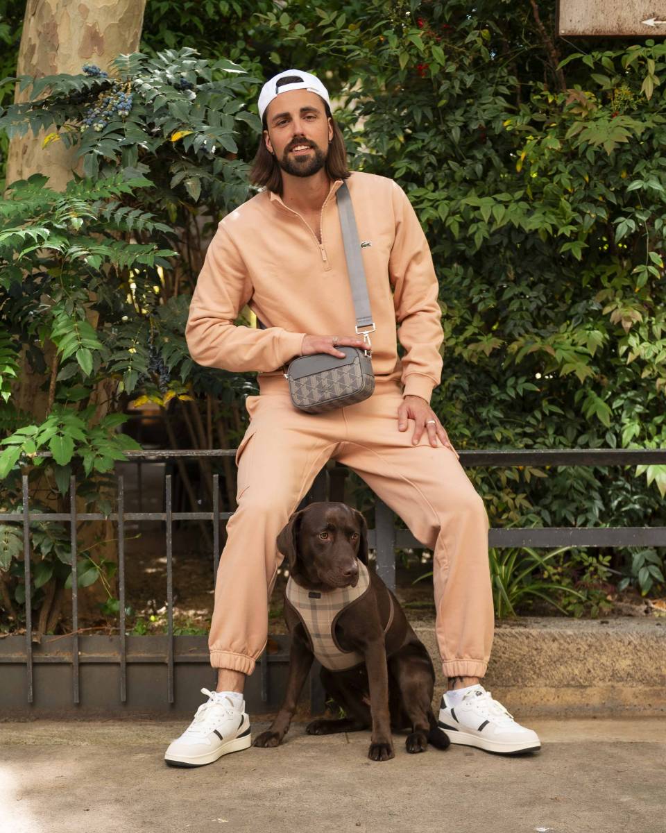 Ensemble sportswear homme Lacoste à Montpellier : look orange dynamique avec pull col cheminée pour un style athlétique chic
