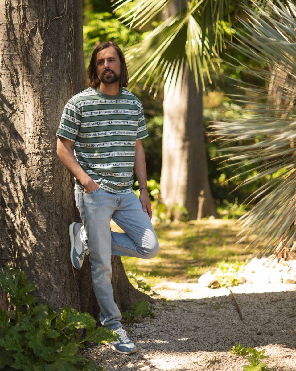 T-shirt rayé blanc et vert Levi’s à Montpellier avec jean : disponible en plusieurs tailles pour un style casual moderne